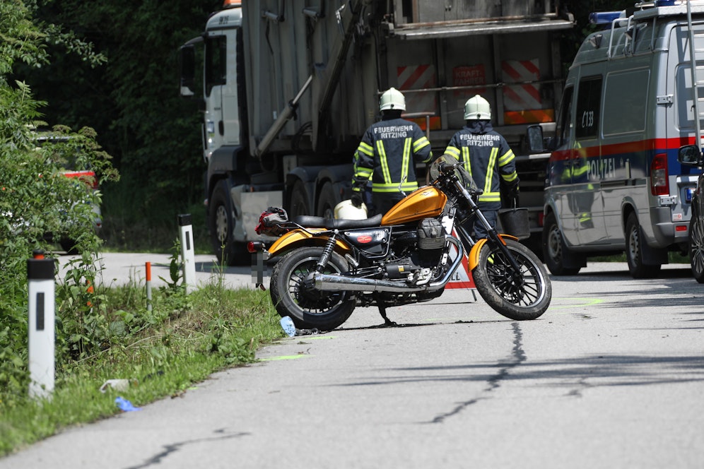 Der Biker kam in einer Kurve zu weit nach links und krachte in den Lkw.