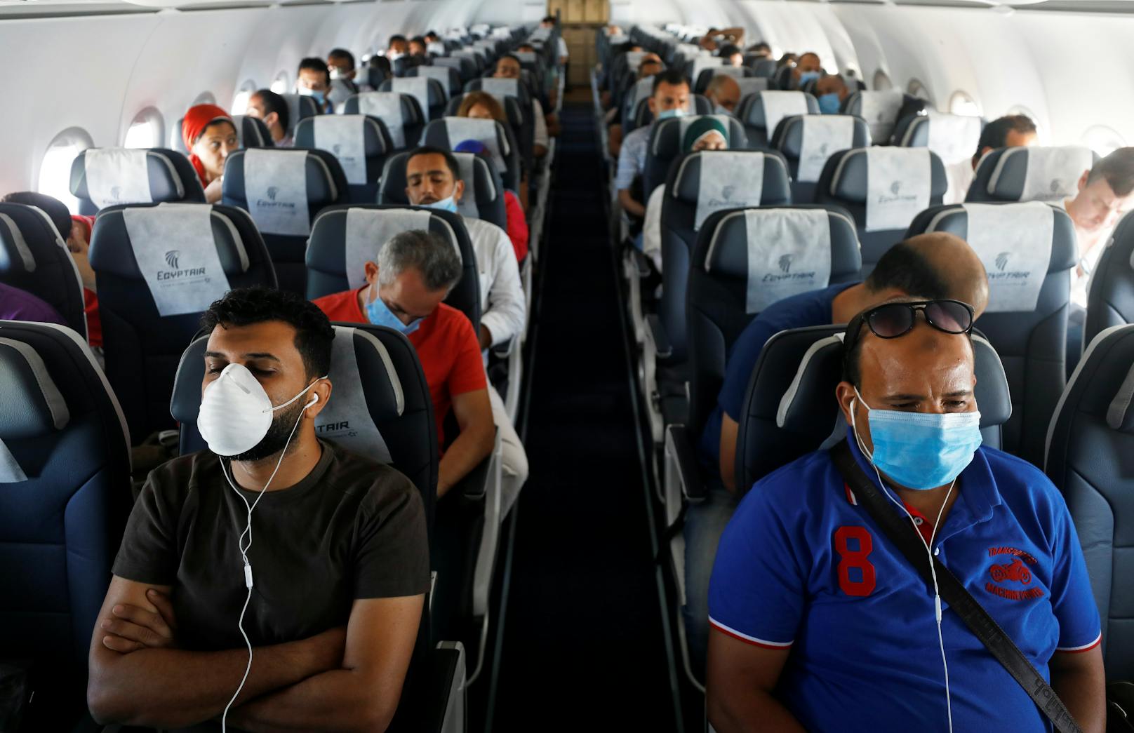 Passagiere mit Mund-Nasen-Schutz an Bord eines Fliegers in Sharm el-Sheikh, Ägypten am 20. Juni 2020. (Symbolfoto)