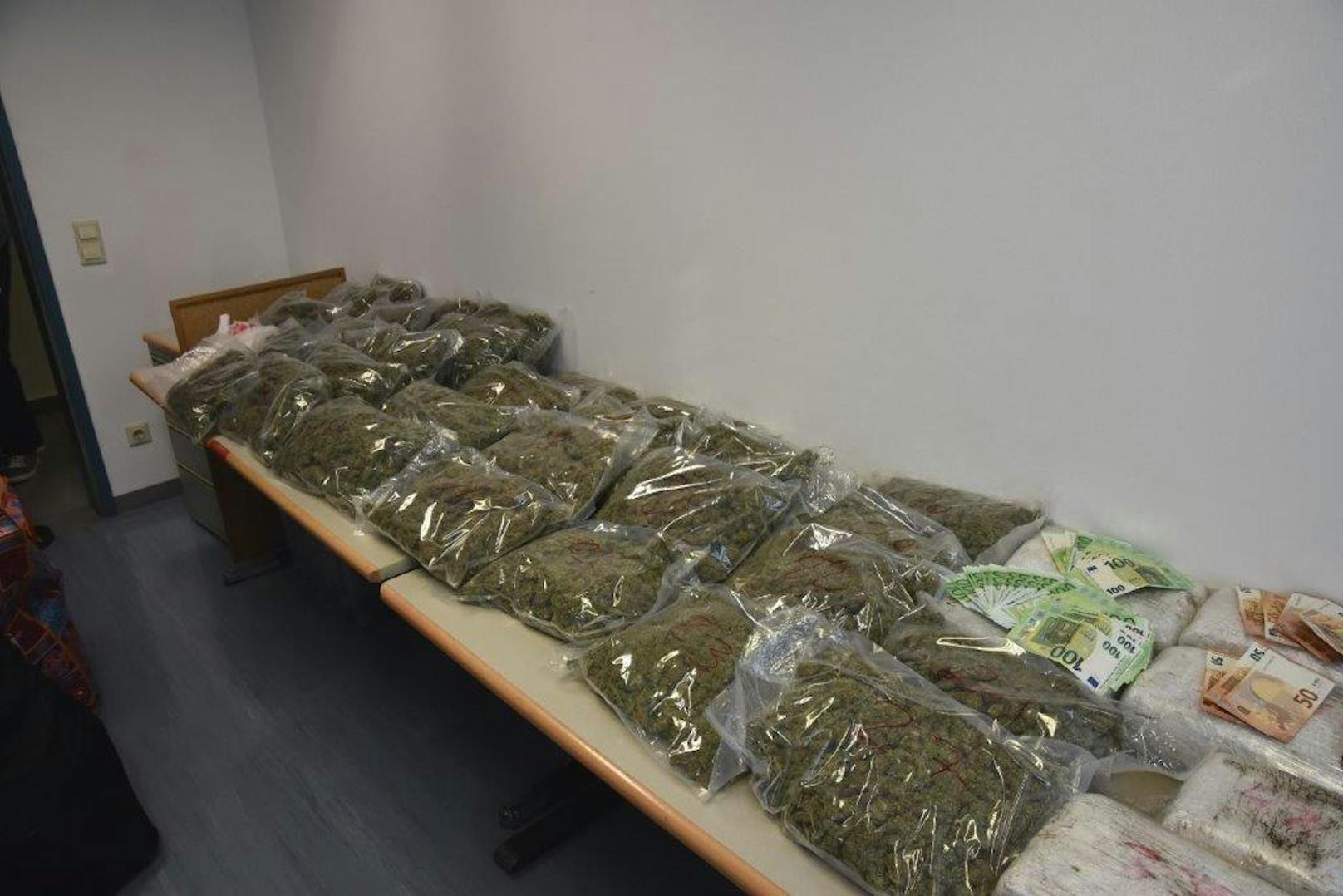 111 Kilo Marihuana wurden sichergestellt, rund 500 Kilo sollen verkauft worden sein.
