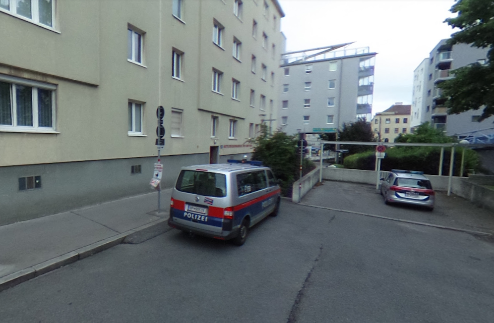 In der Polizeiinspektion Wurmsergasse kümmerten sich Beamte um den Jungvogel.