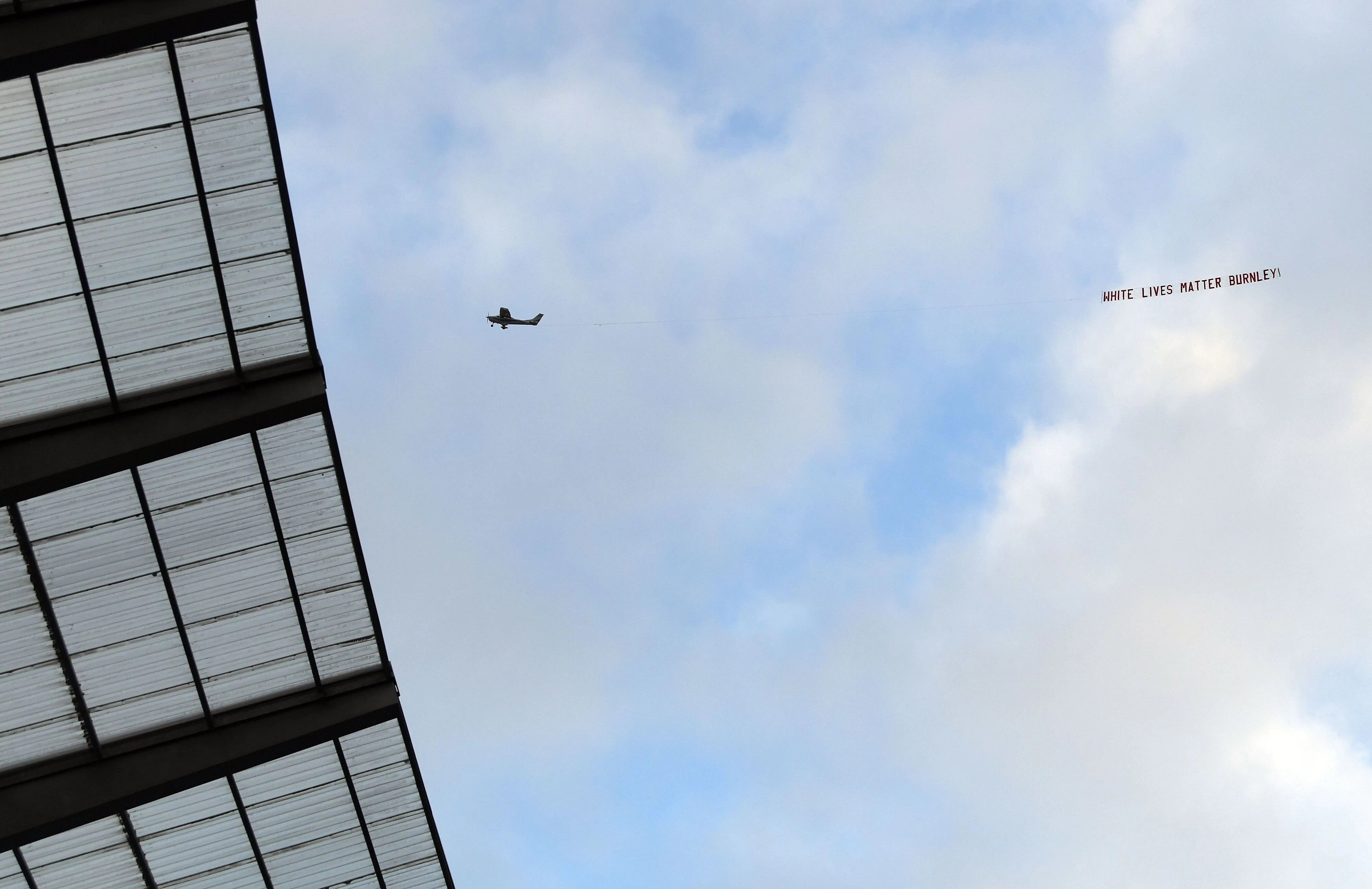 Das Flugzeug mit dem rassistischen Skandal-Banner