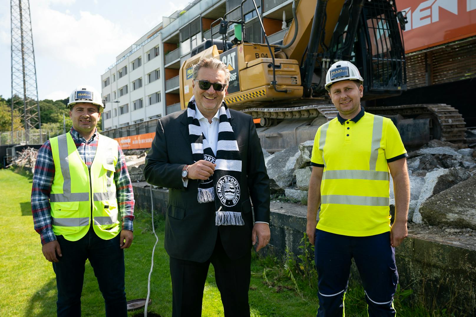 Gesundheitsstadtrat Peter Hacker (SPÖ, MItte) gab den Startschuss für die Modernisierung des Sportclub-Stadion.