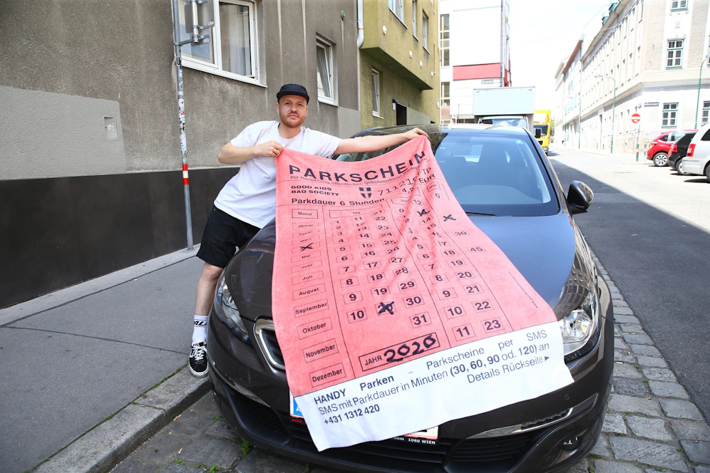 Erfinder Merlin Resch (29) mit seinem Parkschein-Badetuch