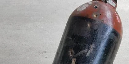 Gasflasche wurde aufgeschossen.