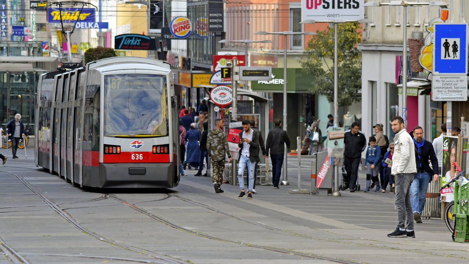 Das kleine Mädchen war hinter einer Bim auf die Straße gelaufen.