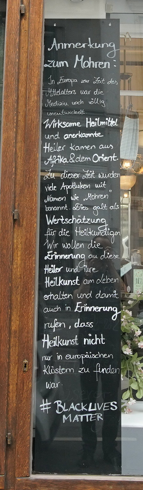 Die Chefin der Apotheke fertigte eigens ein Schild an, auf dem sie die Herkunft des Namens erklärt.