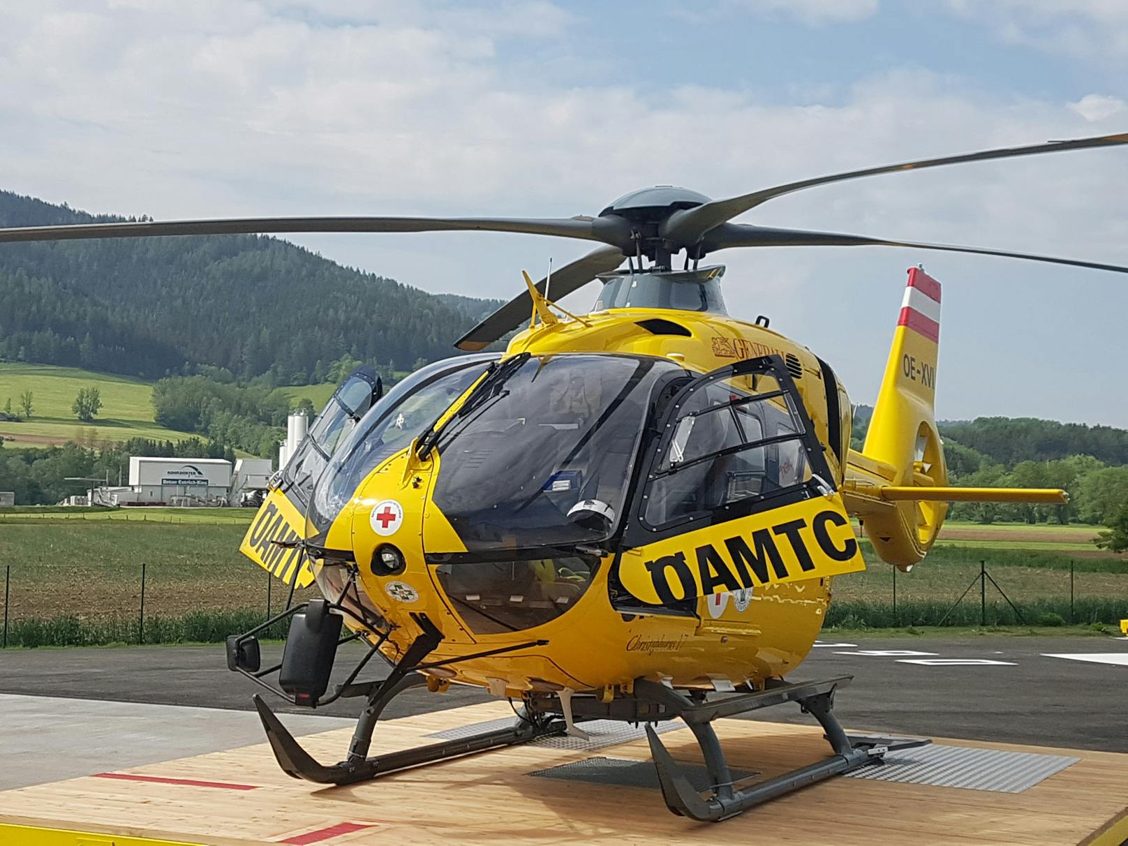 Der Verletzte wurde vom Rettungshubschrauber Christophorus 17 in das UKH Graz eingeliefert.