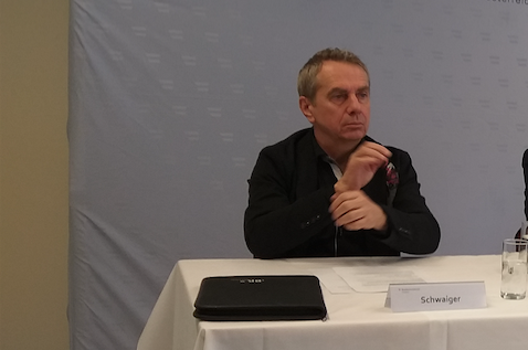 Raub-Ermittler Günter Schwaiger hofft nach dem Überfall auf eine Bank in Wartberg auf den entscheidenden Hinweis durch einen Schüler.