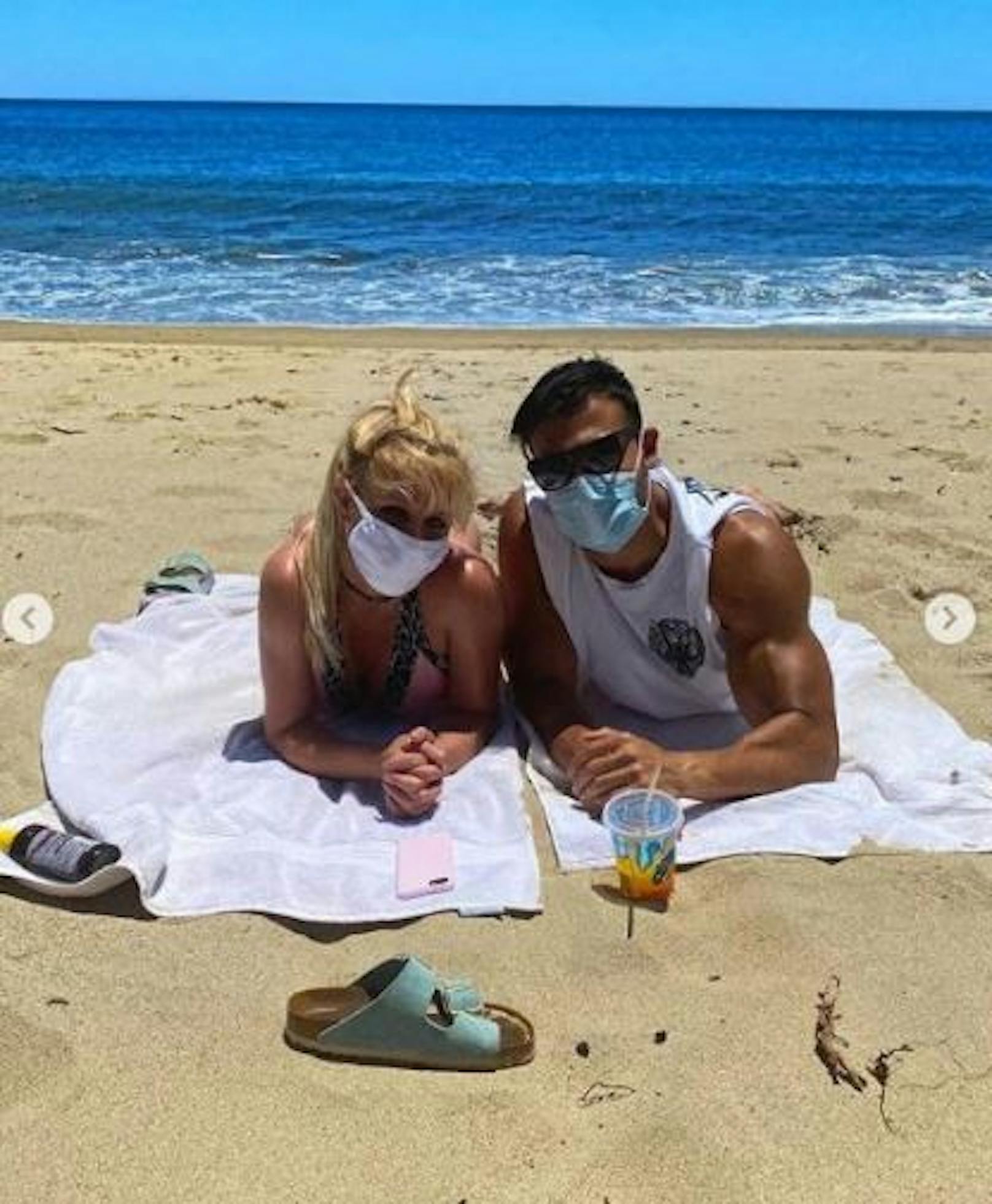 23.6.2020: Endlich wieder Sonne, Strand und Meer:<strong> Britney Spears</strong> und ihr Freund Sam lassen in Malibu die Seele baumeln. Fans fragen sich nur, warum sie auch am Strand Masken tragen müssen.