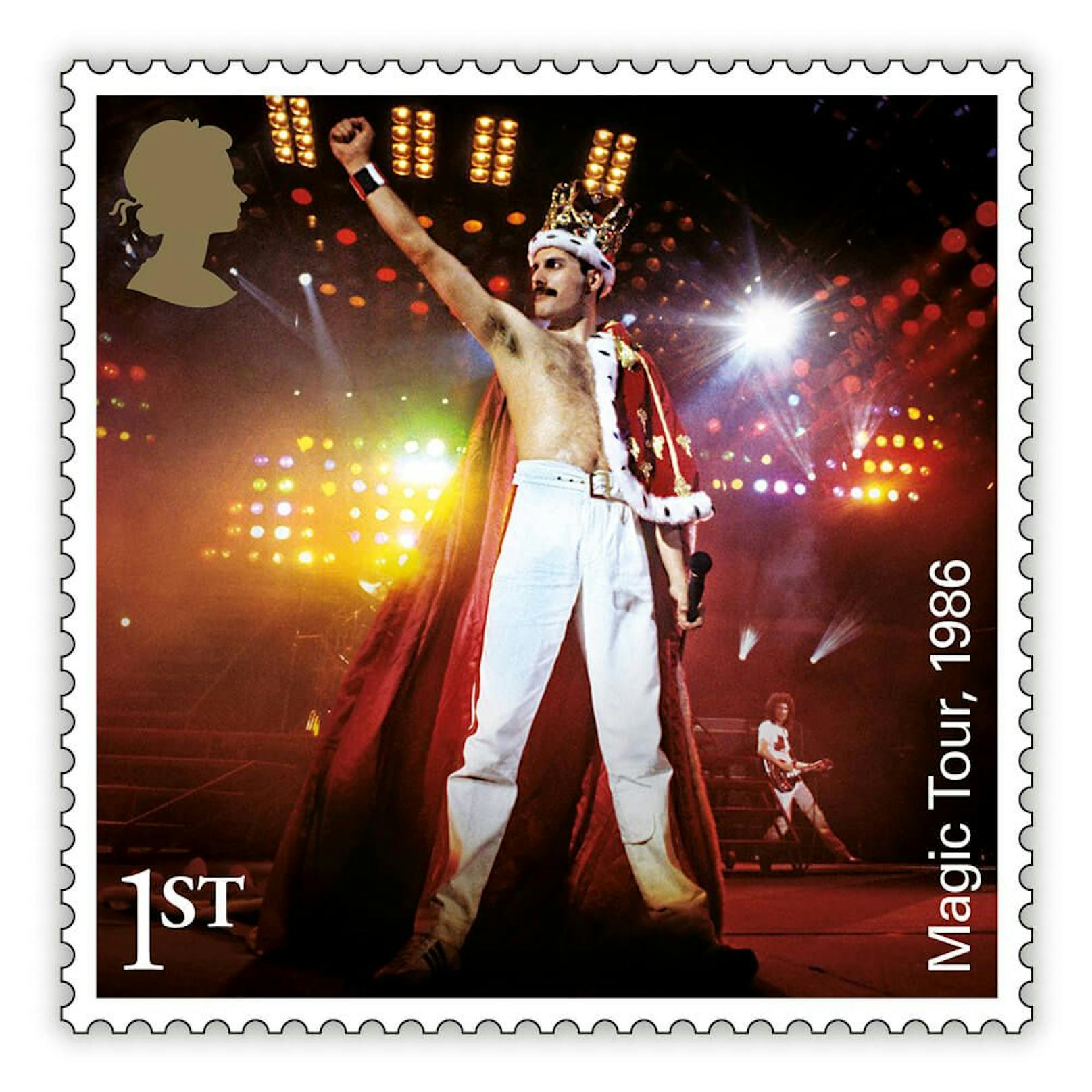<strong>Freddie Mercury</strong> in Siegespose als hochwertiges Briefmarken-Motiv.