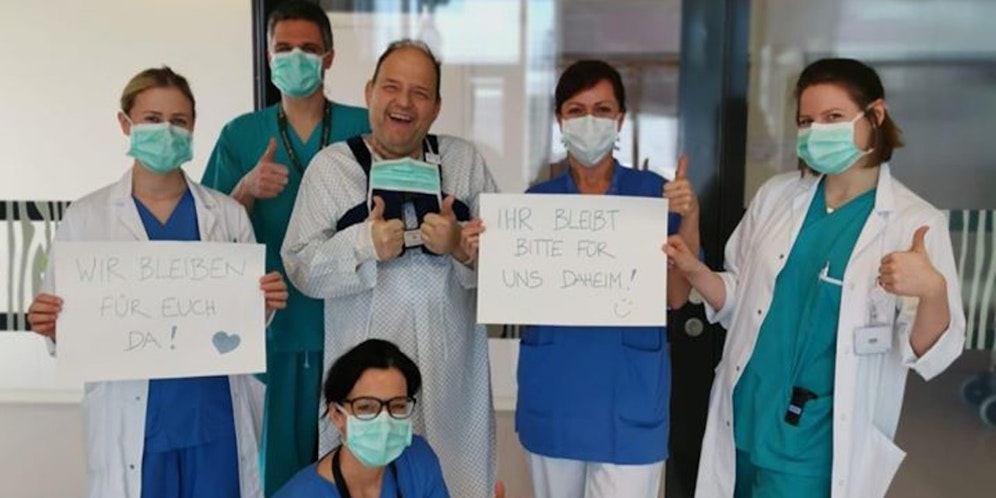 Theaterdirektor und Mime Gerald Pichowetz mit dem KH-Nord Team nach seiner Herz-OP