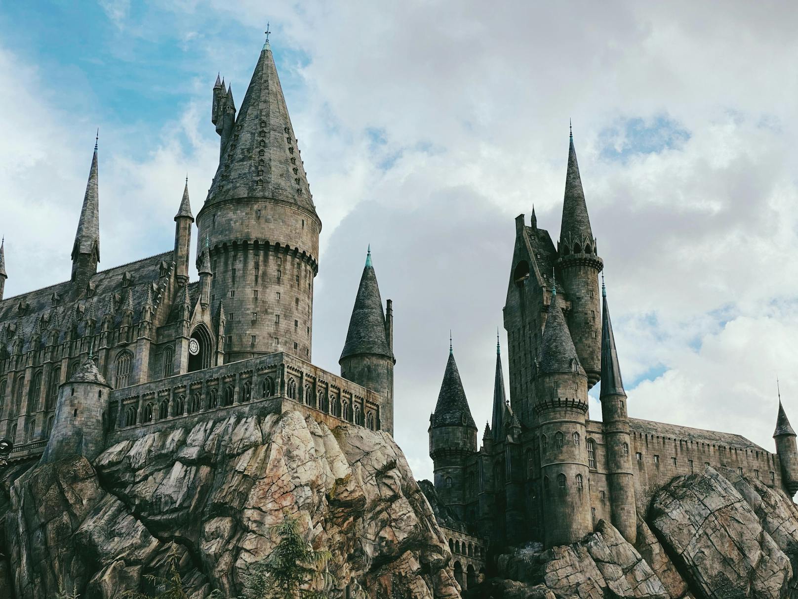 Nun kannst du eines der vier Schulhäuser der legendären Schule für Hexerei und Zauberei, Hogwarts, als dein Urlaubsdomizil wählen. 
