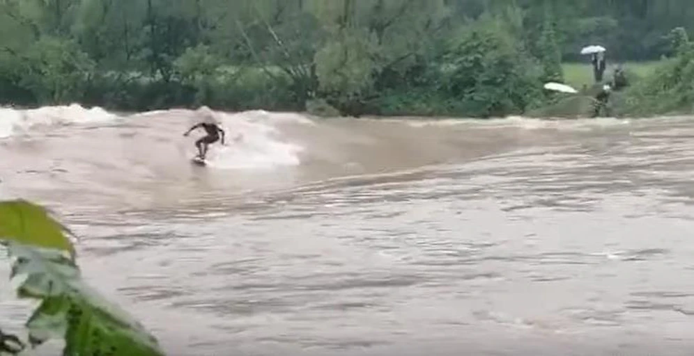 Surfer auf der Ybbs