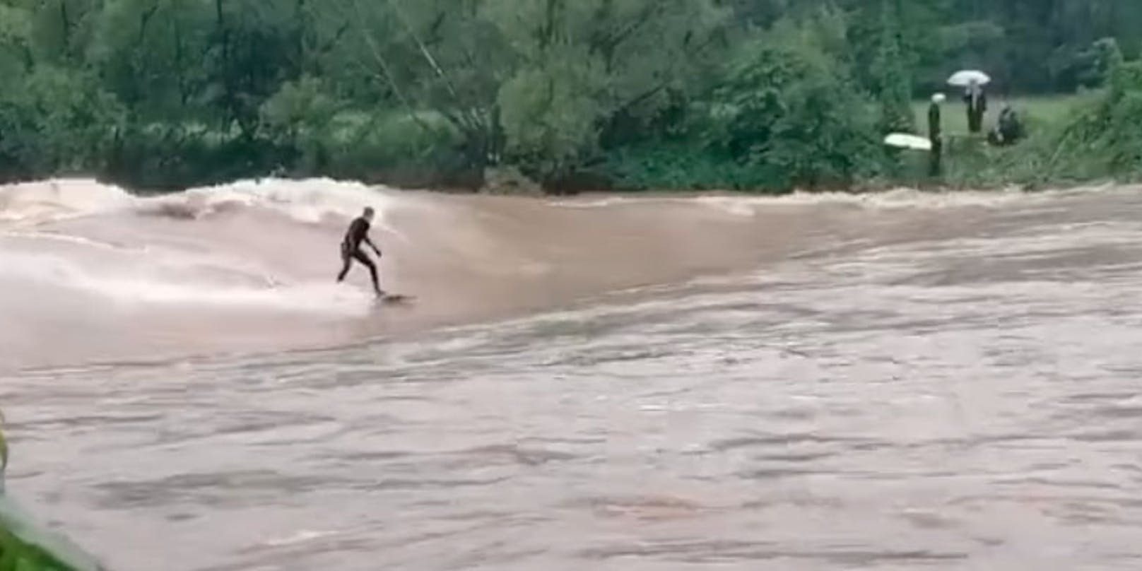 Ein Video zeigt die Surfer, die bei Hochwasser ihr Leben riskierten