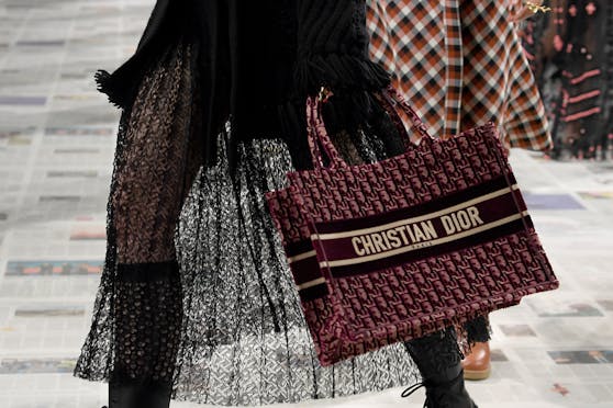 Dior bleibt bei der Präsentation in Form einer Fashion Show - vorerst allerdings noch virtuell.