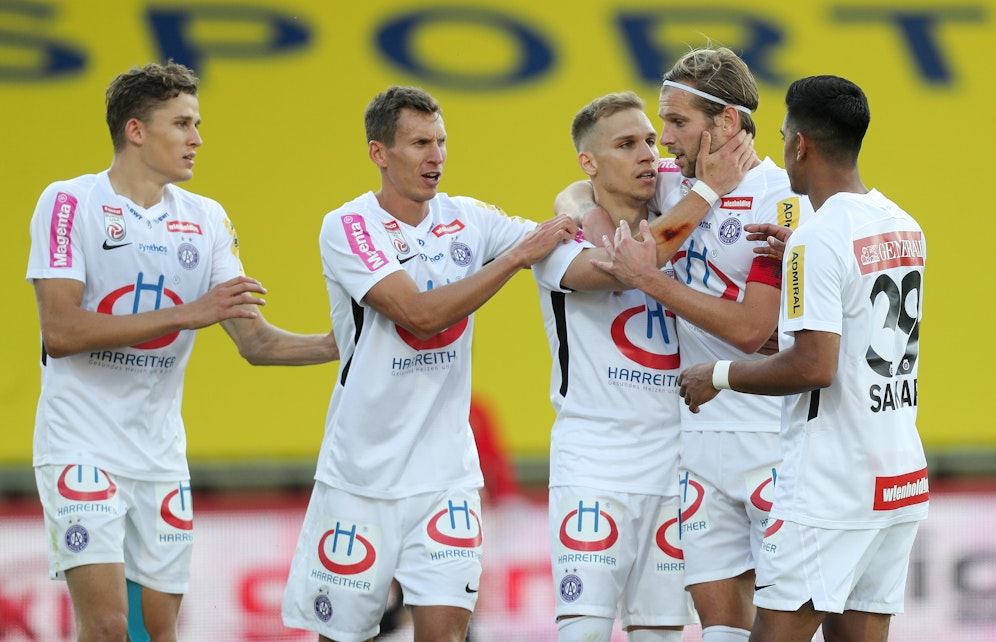 Die Austria bejubelt den vierten Sieg in Folge.