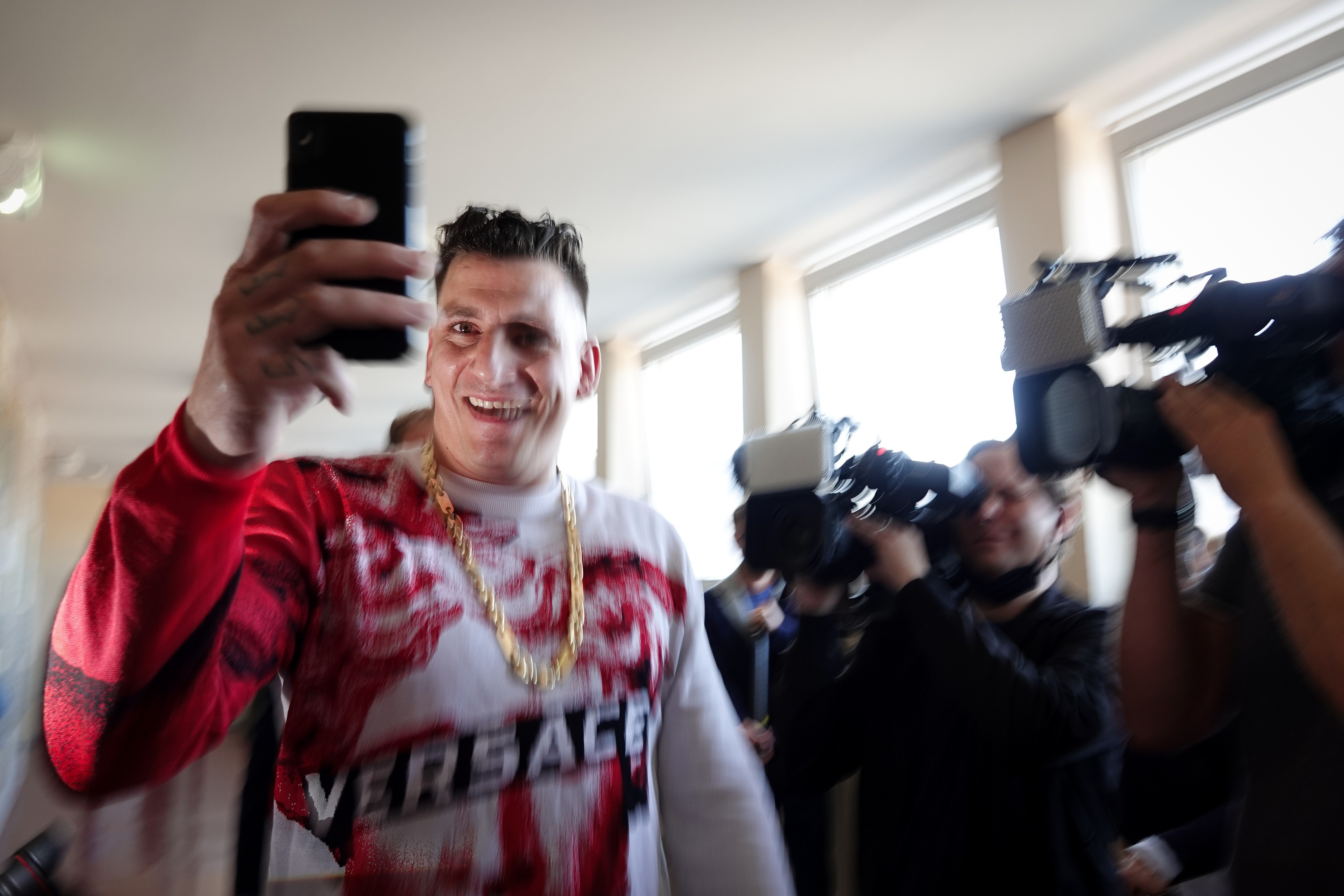 Gzuz lacht vor seiner Verurteilung.