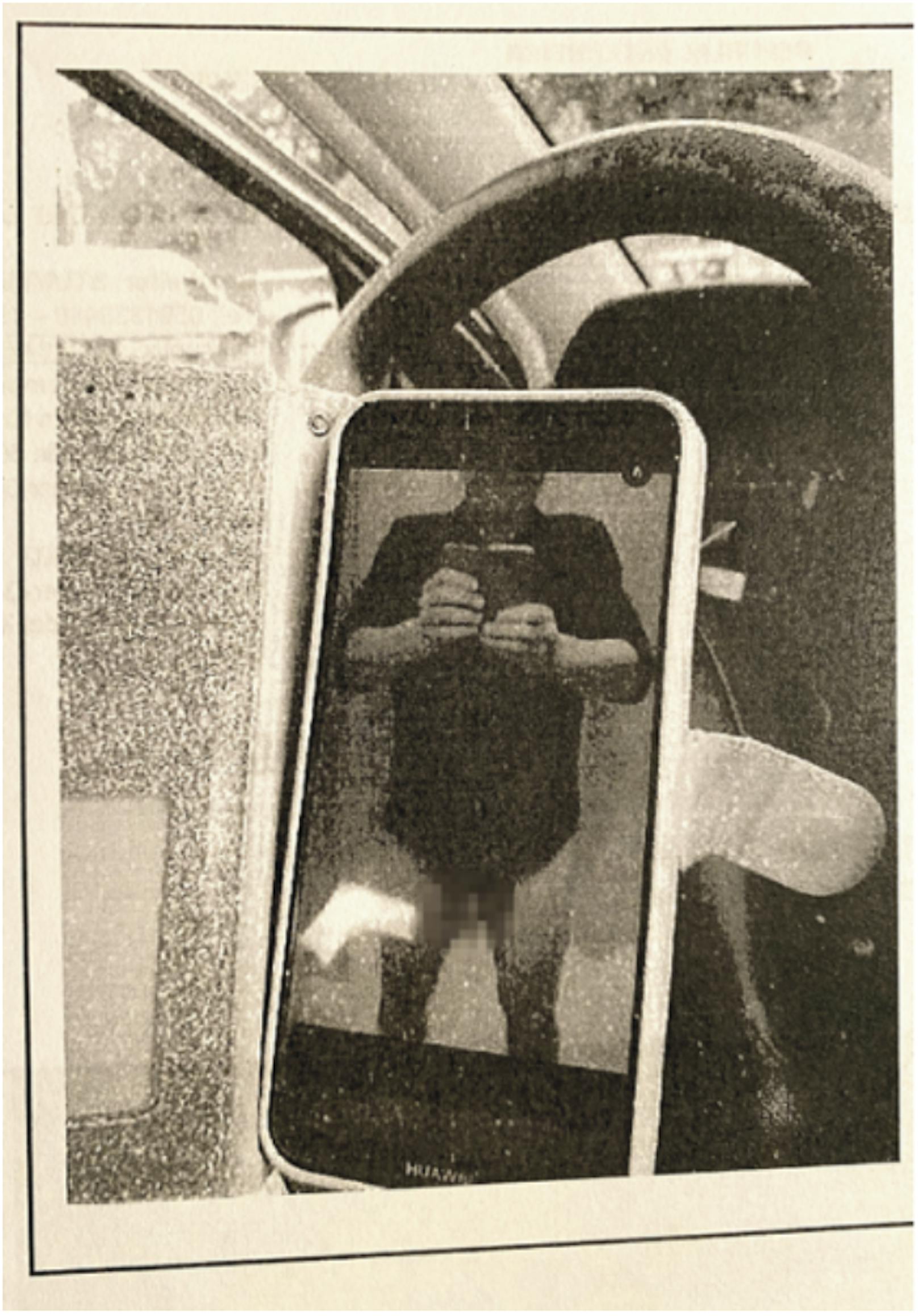 Originalbild: Ein Mirror-Selfie des Amtsdirektors mit heruntergelassener Hose....