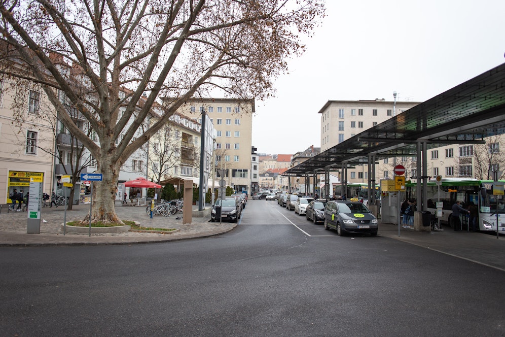 Der Bahnhofplatz in Krems: Acht Standplätze stehen für Taxler bereit.