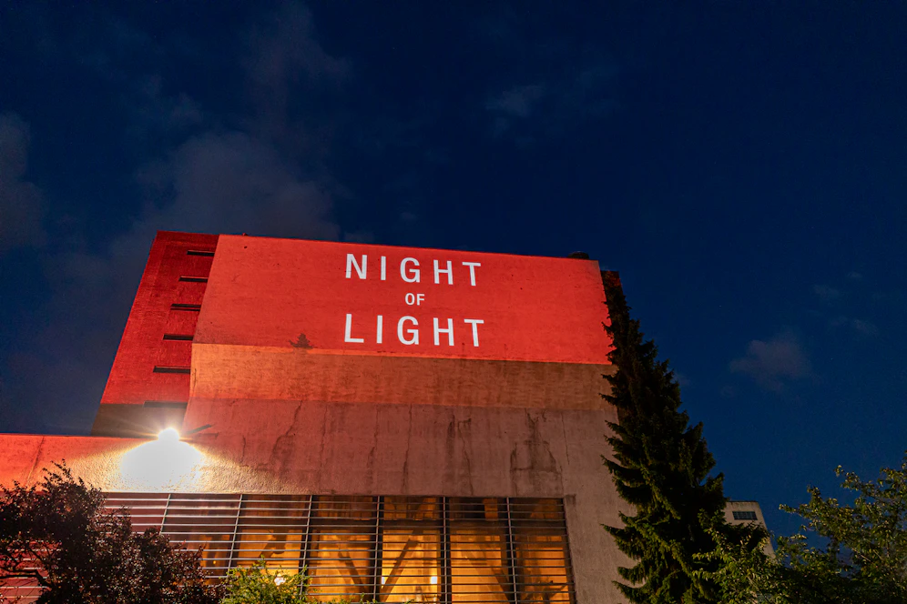 Ganz in Rot. Die Tabakfabrik wurde Montagabend beleuchtet.