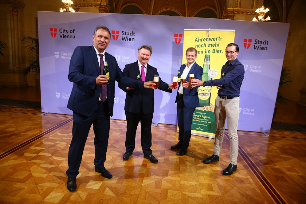 Anstoßen auf und mit Wien: Der Präsident der Landwirtschaftskammer Wien Franz Windisch, Stadtchef Michael Ludwig (SPÖ), der Geschäftsführer der Ottakringer Brauerei Matthias Ortner und Braumeister Tobias Frank (v.l.n.r.) präsentieren das neue 