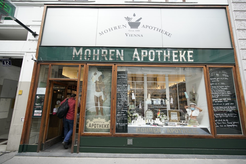 Aktivisten finden den Namen der Mohren Apotheke rassistisch, starteten eine Petition, die eine Namensänderung verlangt.