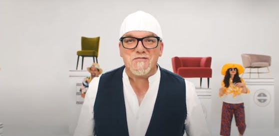 "Du musst nicht in die Welt hinaus, am schönsten ist es doch zuhaus", singt DJ Ötzi.