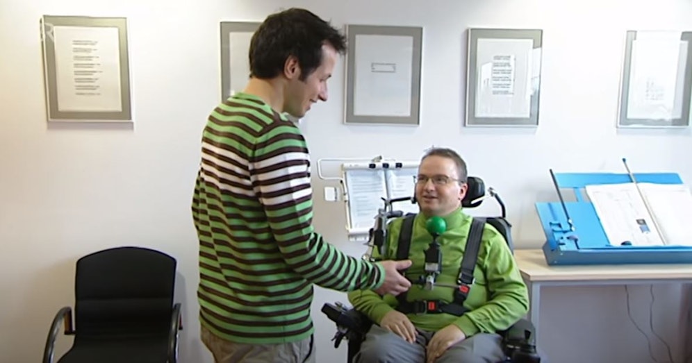 Willi Weitzel will einem Querschnittsgelähmten die Hand geben. Absolut deplatziert, finden einige.