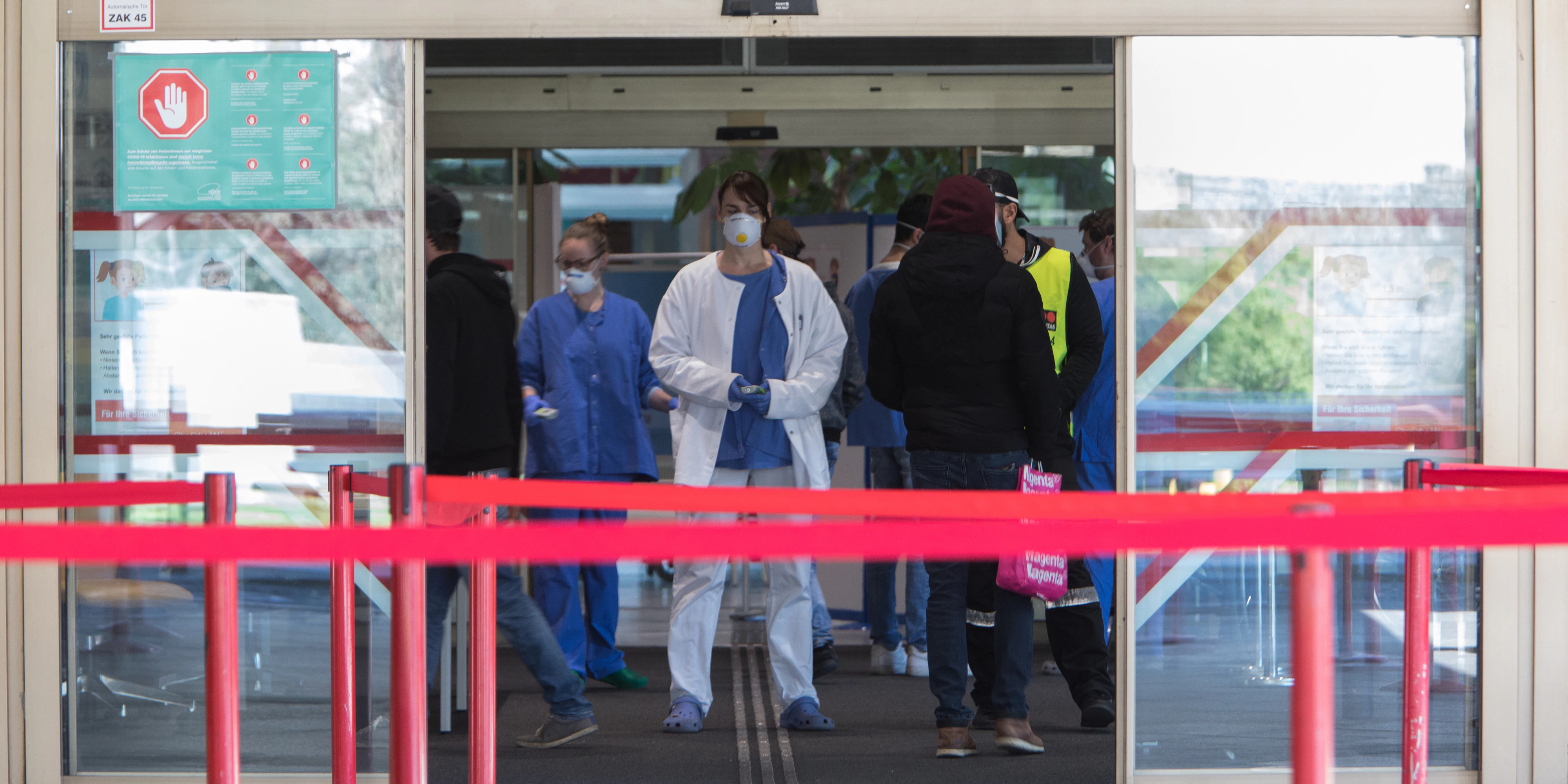 Schutzmasken steht bei einem Absperrband vor dem Patieneingang des Allgemeinen Krankehaus (AKH), Archivfoto