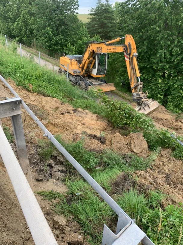 S3: Arbeiten nach dem Hangrutsch laufen.