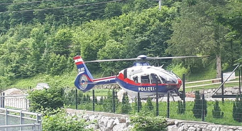 Polizei-Heli stand im Einsatz.
