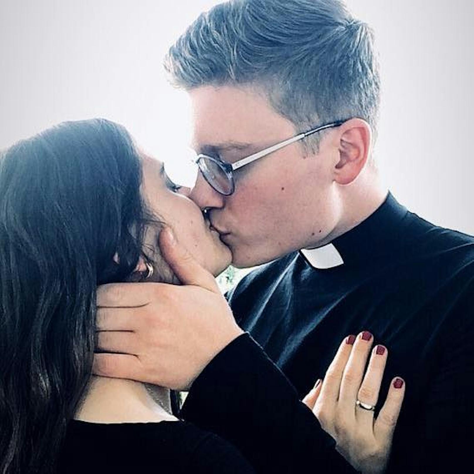 Vikar Andreas B. küsst seine Frau Melanie und erntet mit dem Foto einen Shitstorm im Netz.