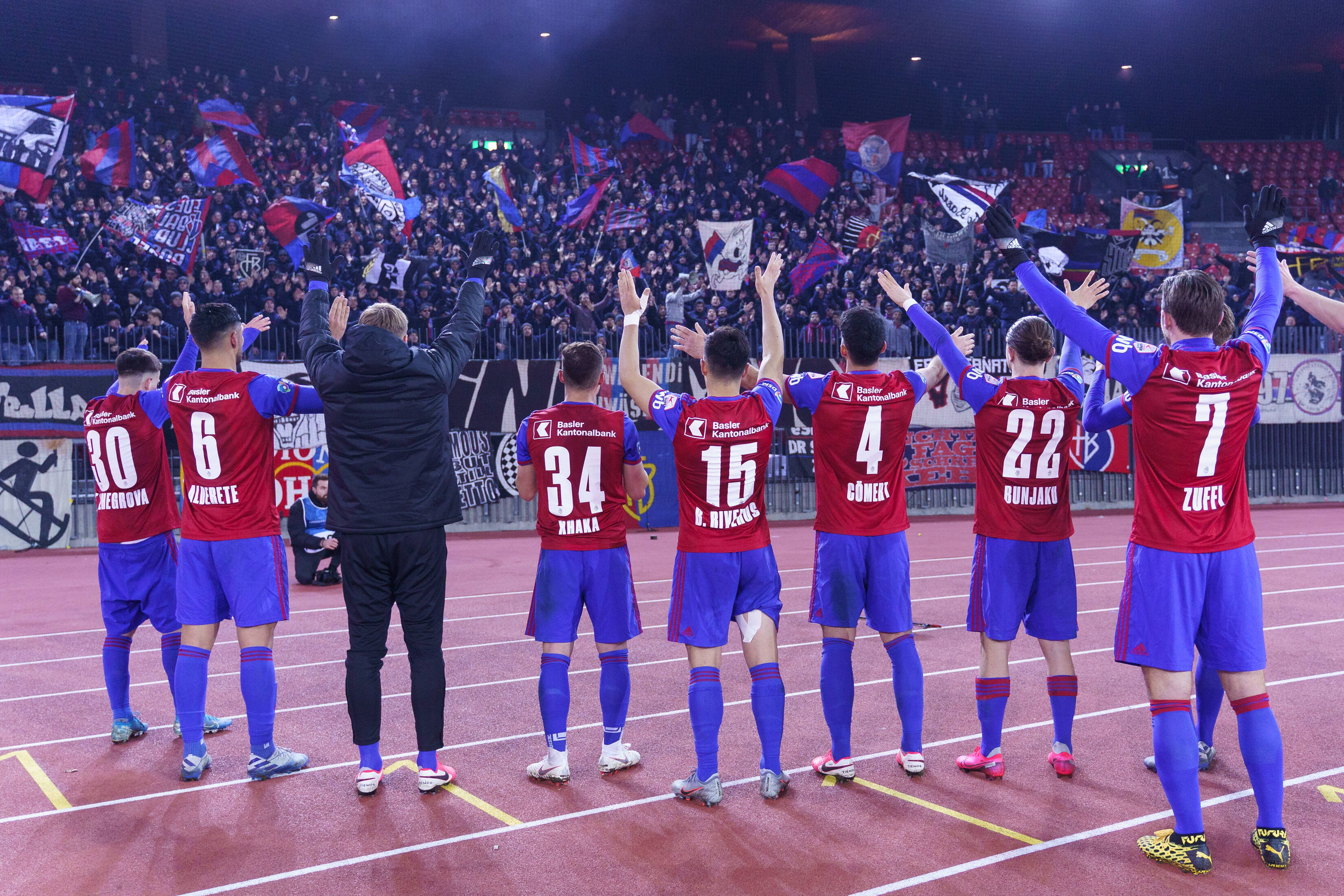 Der FC Basel bedankte sich im Februar bei den nach Zürich mitgereisten Fans. Bald dürfen einige von ihnen wieder ins Stadion.