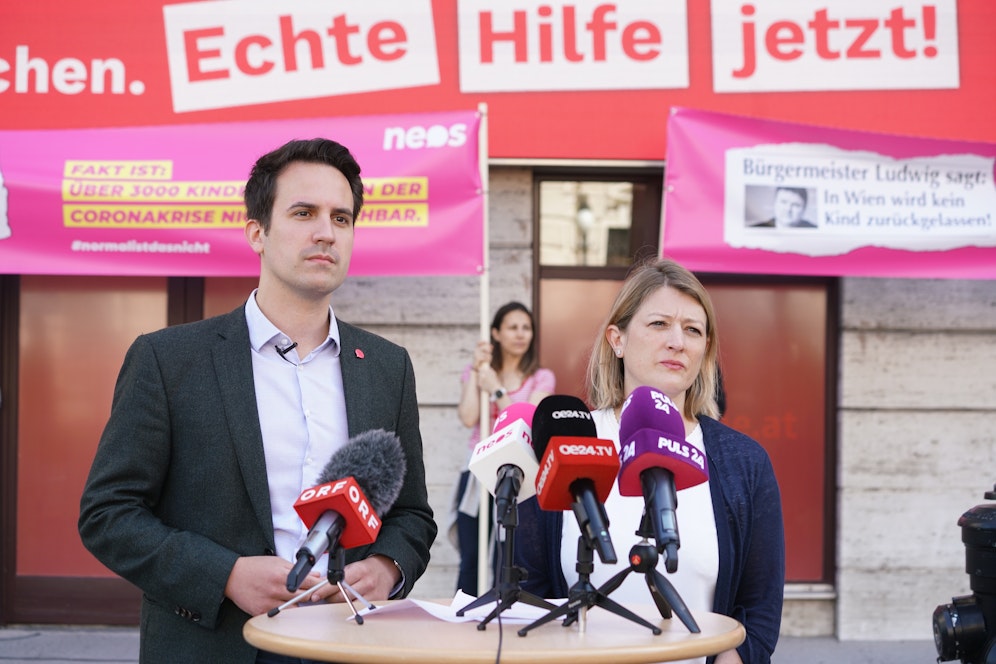 3.000 Schüler waren während der Corona-Pause für Lehrer nicht erreichbar, so Wiens Neos-Chef Christoph Wiederkehr und Bildungssprecherin Bettina Emmerling.