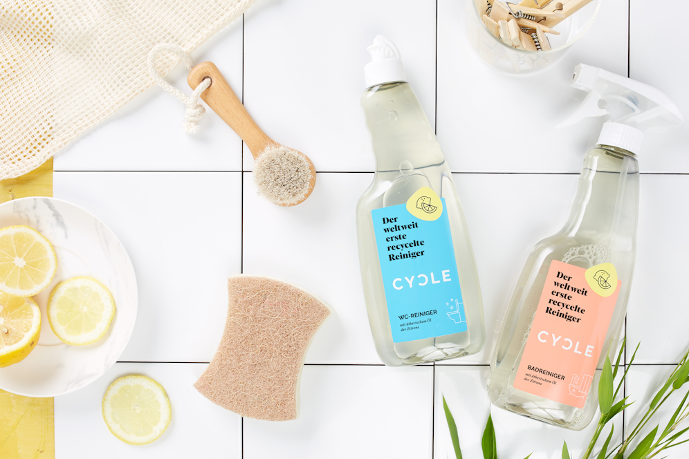 Das weltweit erste Reinigungsmittel, das zu 90 Prozent aus recycelten Rohstoffen aus Biomasse hergestellt wird, ist jetzt auch in Österreich erhältlich.