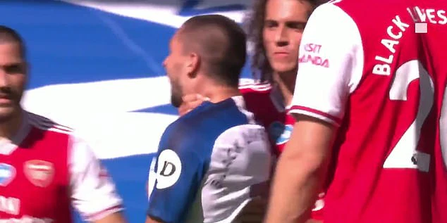 Guendouzi packt Maupay am Hals.