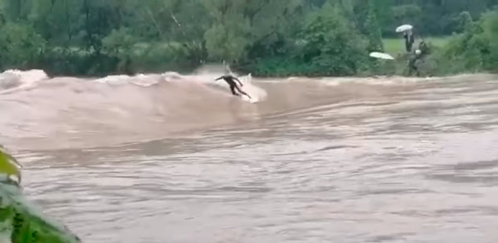 Ein Video zeigt die Surfer, die bei Hochwasser ihr Leben riskierten