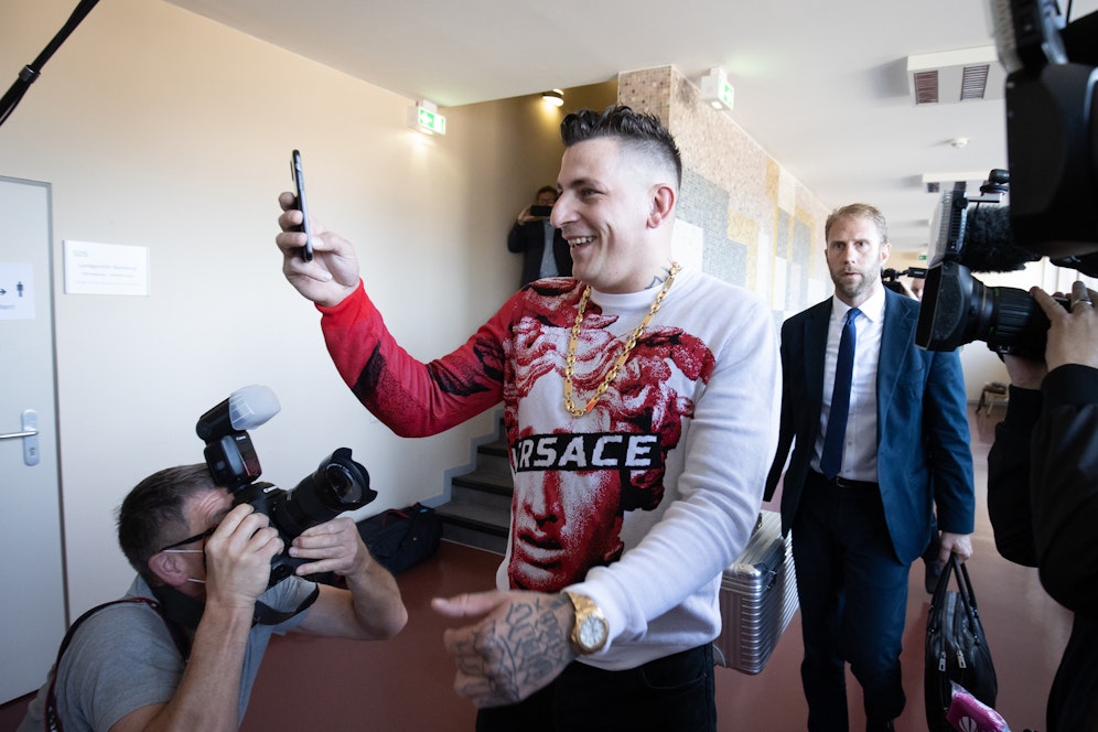 Rapper Gzuz filmte die Journalisten und grölte sie an. 