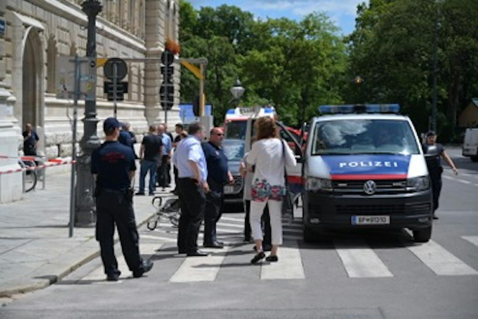 Ein Mann radelte zum Wiener Rathaus, soll dort "Allahu Akbar" gerufen haben. Die Polizei überwältigte ihn und nahm ihn fest.<br>