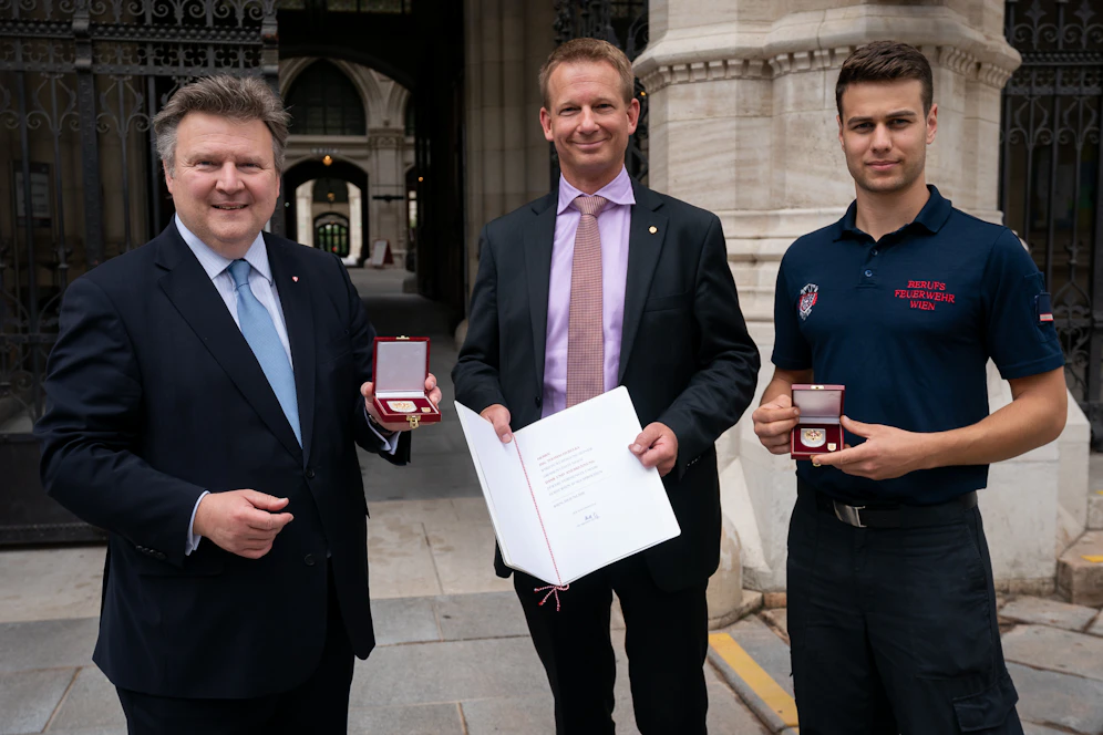 v.li.: Stadtchef Michael Ludwig belobigte die Rathaus-Helden noch am Mittwoch. Neben einer Medaille überreichte er Thomas Hebelka und Gerald Seidl das Dekret „Dank und Anerkennung für die Verdienste um die Stadt Wien“.