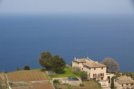 Der Mann log den Frauen vor, er sei ein Finca-Besitzer auf Mallorca, ein anderes Mal war er wieder ein Modedesigner.