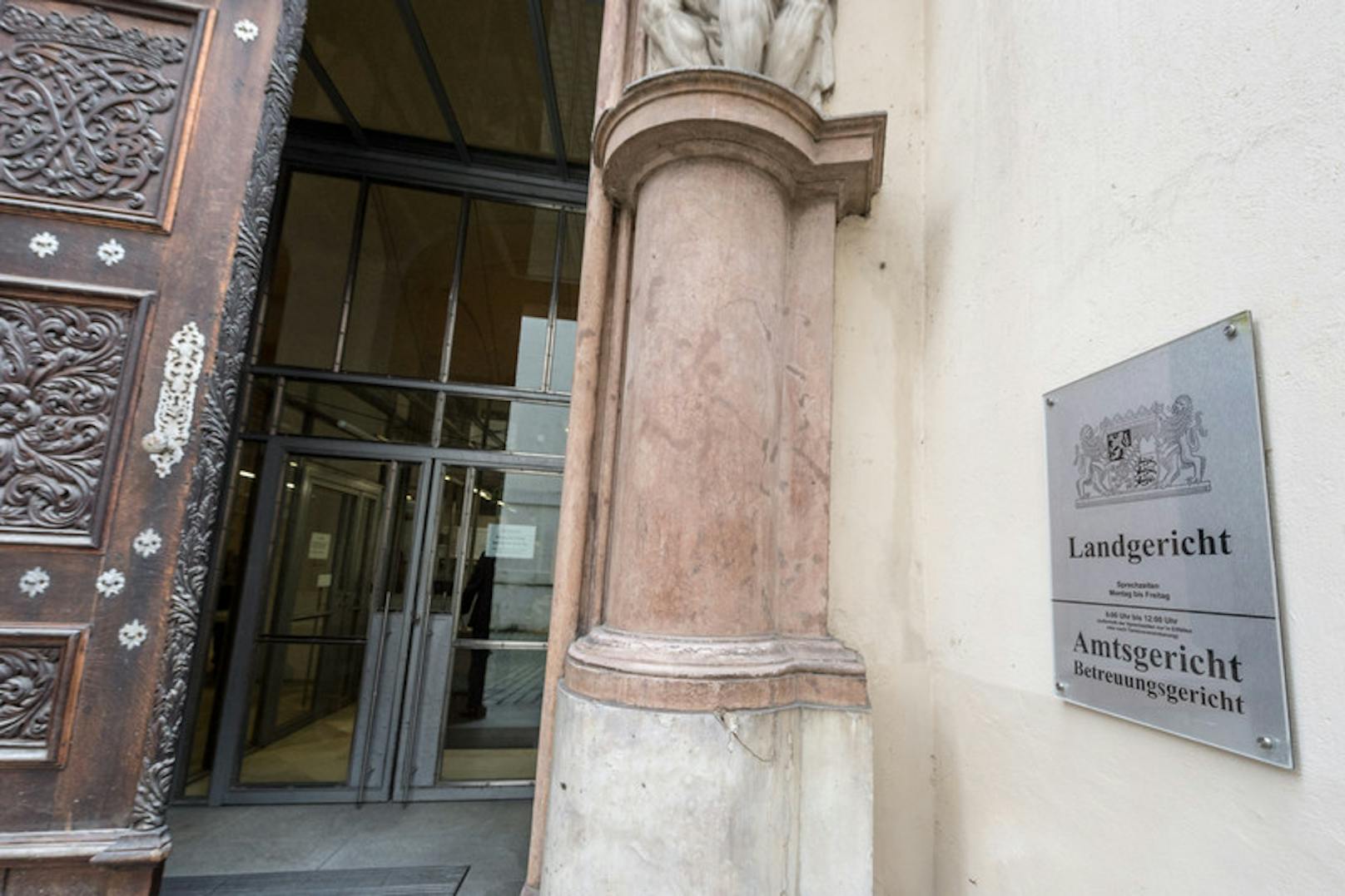 Zur Verhandlung am Amtsgericht in Passau wurde der Beschuldigte mit einer Streife der Bundespolizei gerbracht.