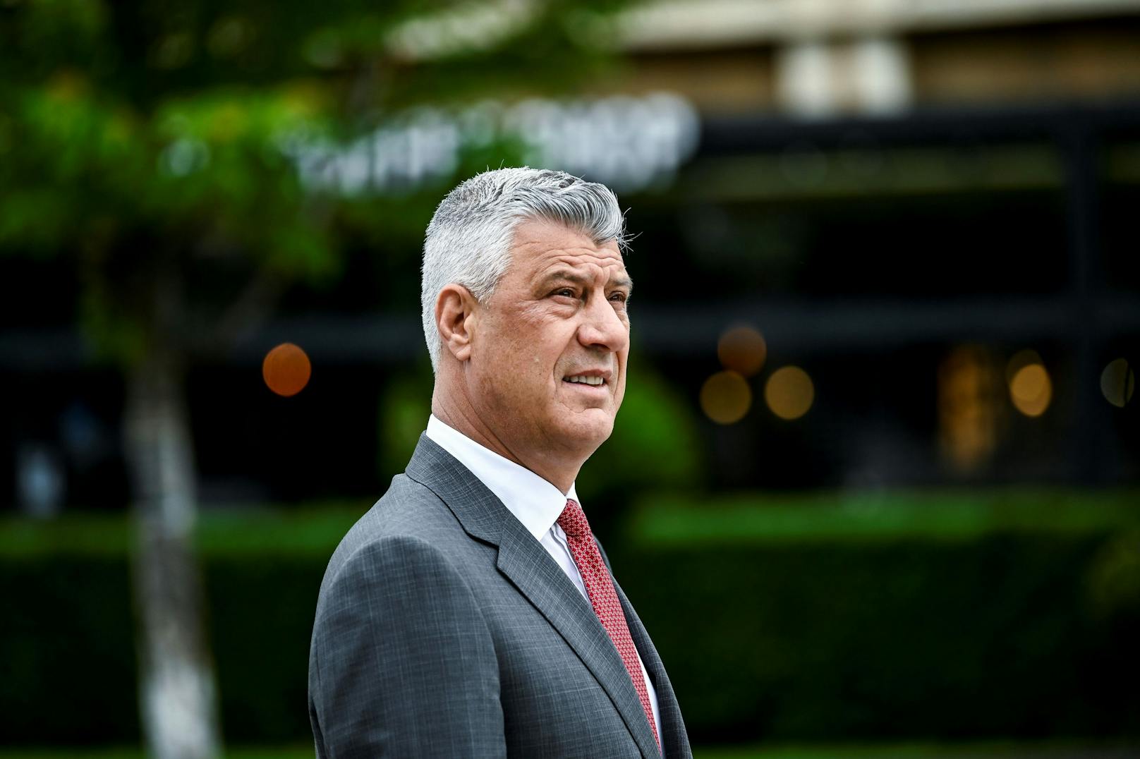Gegen den Präsidenten des Kosovo, Hashim Thaci, ist in Den Haag Anklage eingereicht worden.