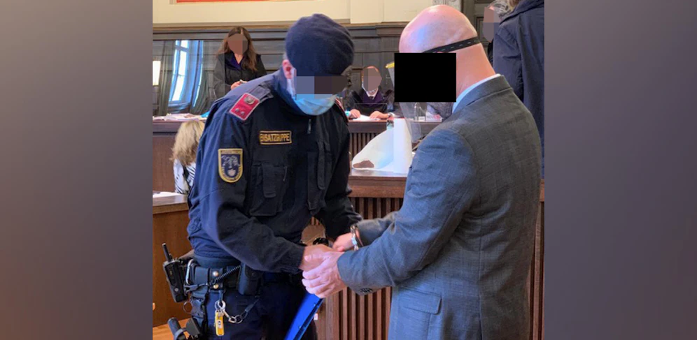 Der Angeklagte in Handschellen vor Gericht.