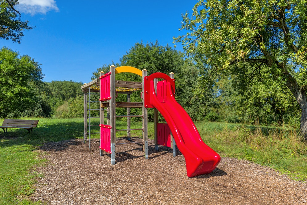 Das Kleinkind stürzte von einem Klettergerüst.