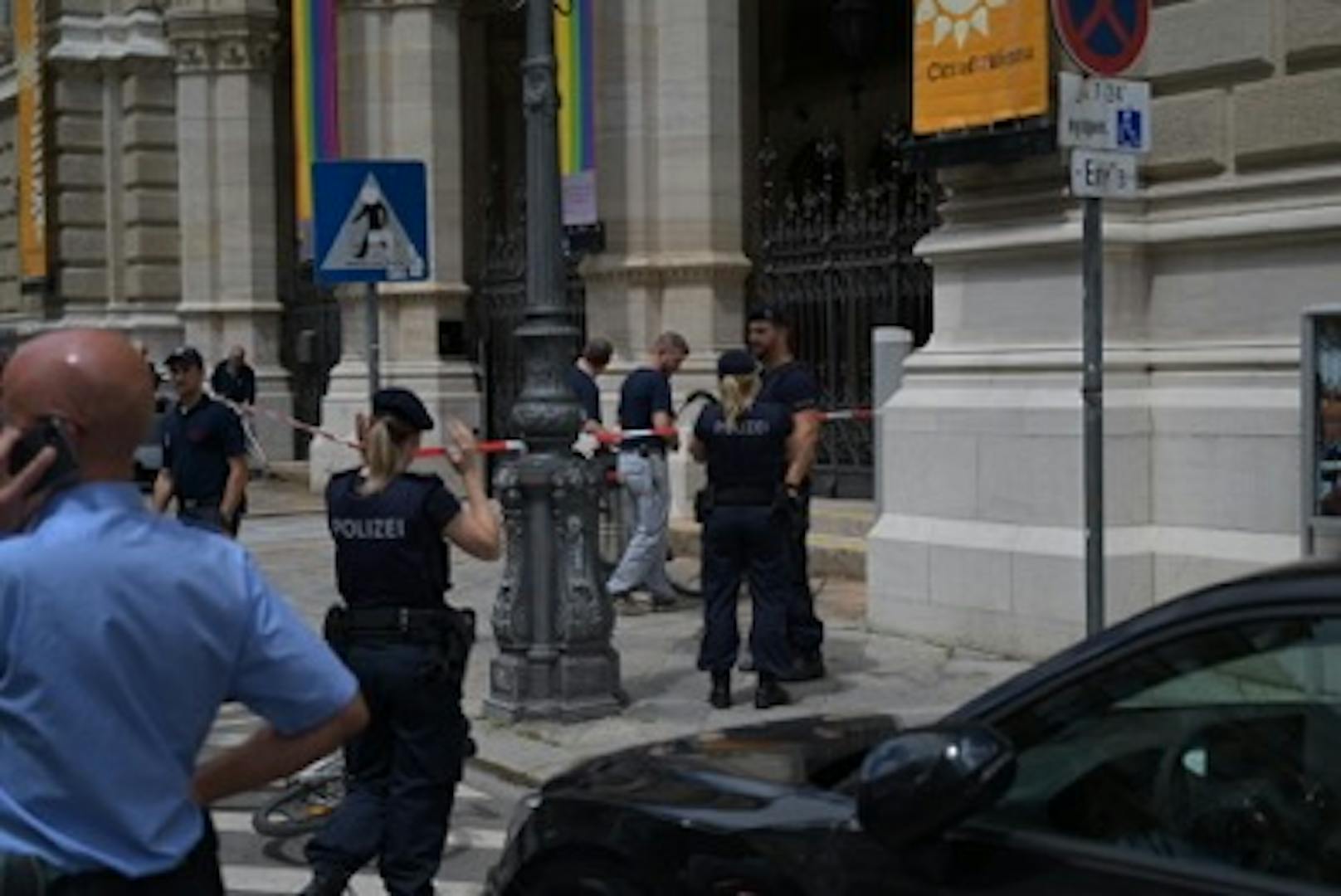 Ein Mann radelte zum Wiener Rathaus, soll dort "Allahu Akbar" gerufen haben. Die Polizei überwältigte ihn und nahm ihn fest.<br>
