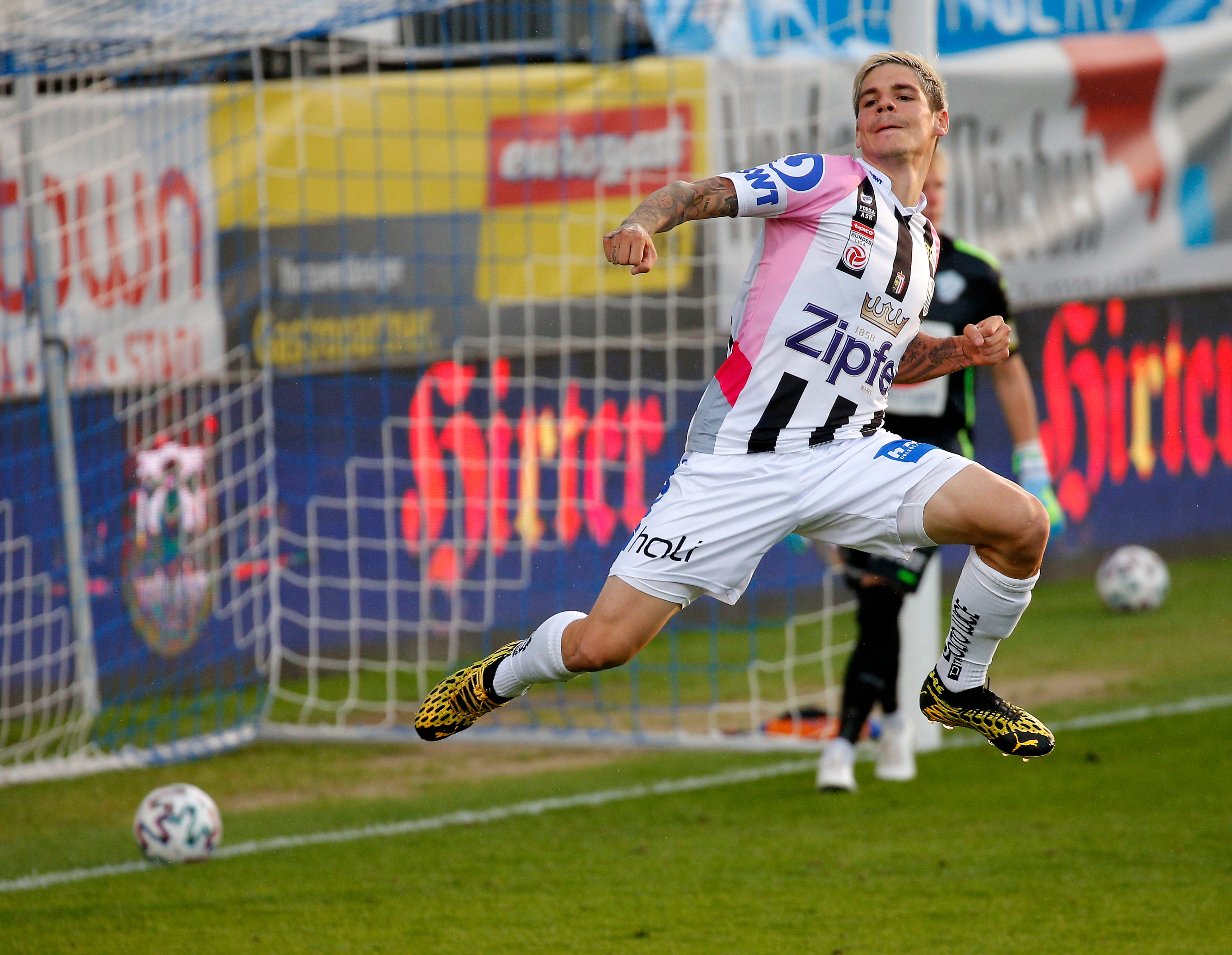 Dominik Frieser jubelt über sein 1:0 in Hartberg.
