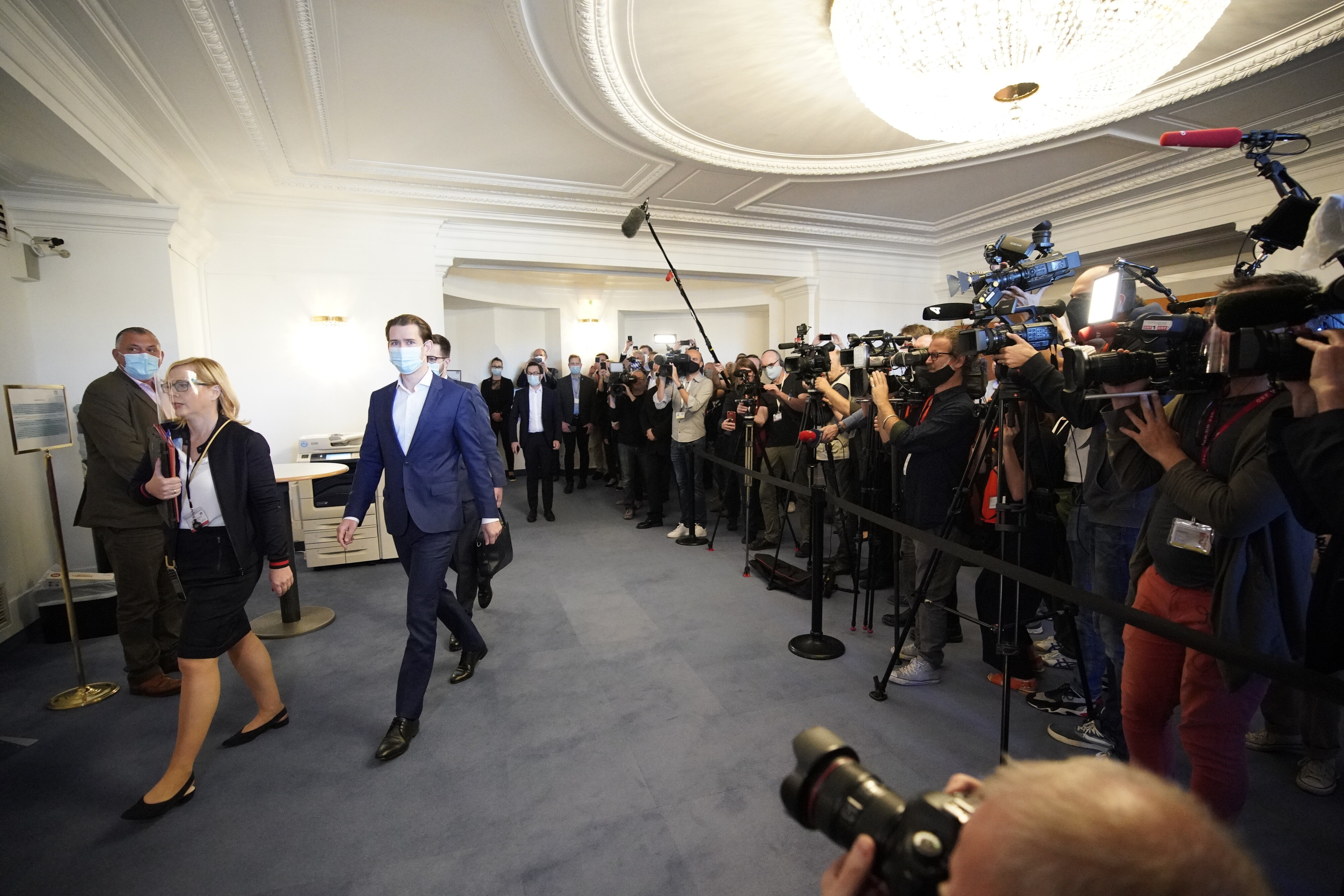 Der maskierte Kanzler gab sich bei seiner Ankunft wortlos.