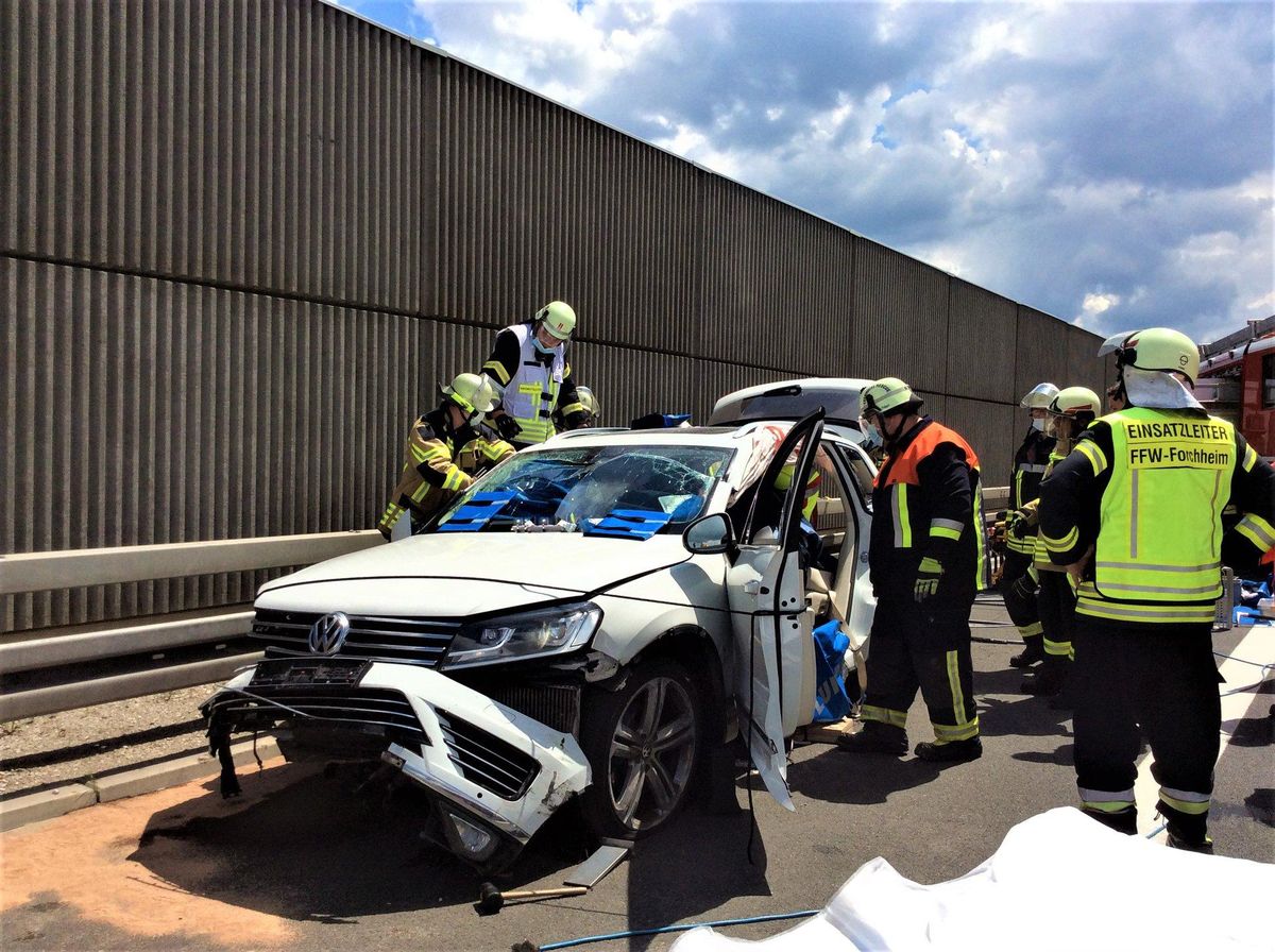 Während er aus dem Wrack seines SUV befreit wurde, filmte ein 48-Jähriger Unfalllenker seine eigene Rettung.