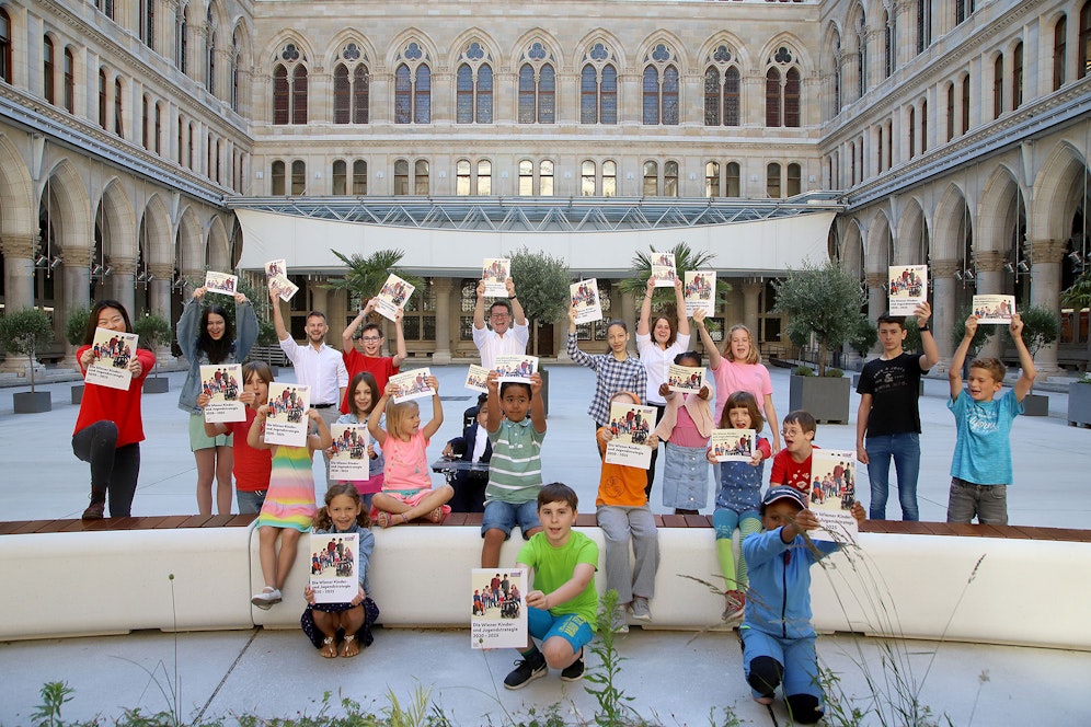 Freude über den Beschluss der Wiener Kinder- und Jugendstrategie: Gemeinderat Peter Kraus (hinten links), Jugendstadtrat Jürgen Czernohorszky (hinten Mitte) und Gemeinderätin Marina Hanke (hinten rechts) mit TeilnehmerInnen der 